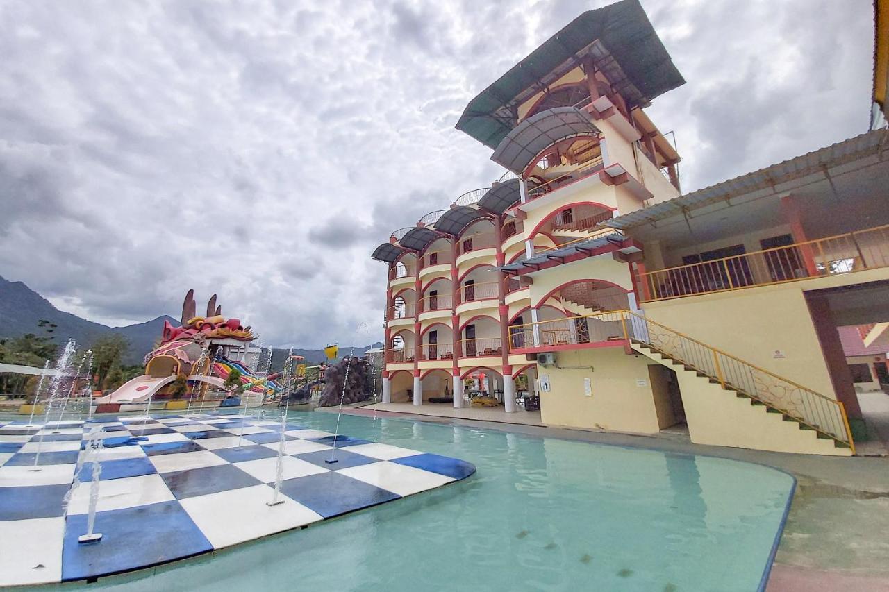 Oyo 3196 Hotel Taman Cinta Singkawang Extérieur photo