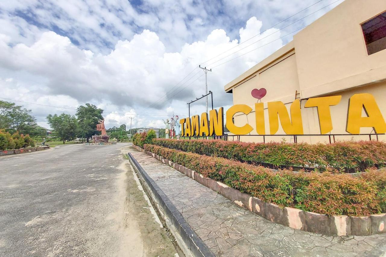 Oyo 3196 Hotel Taman Cinta Singkawang Extérieur photo