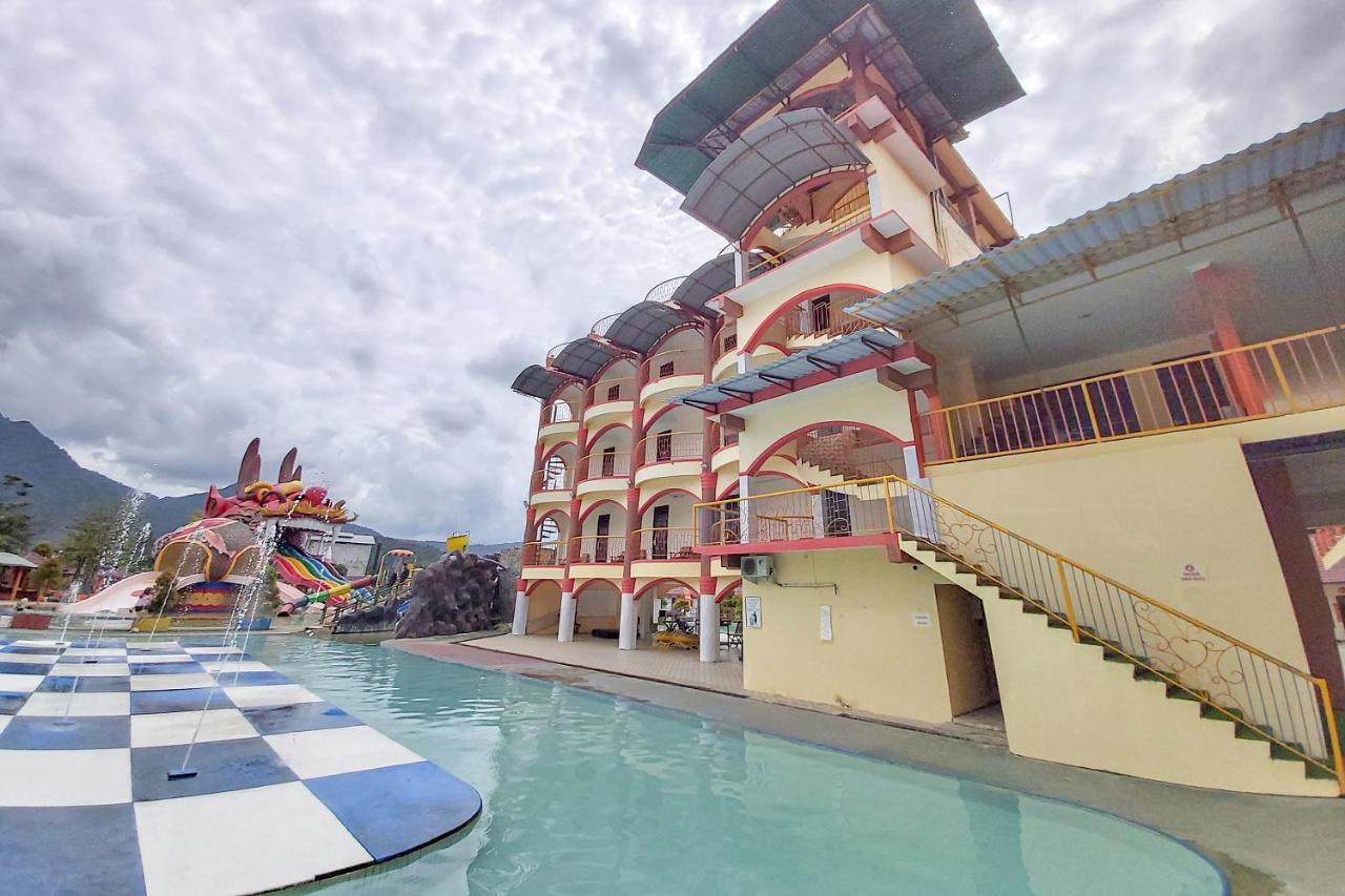 Oyo 3196 Hotel Taman Cinta Singkawang Extérieur photo