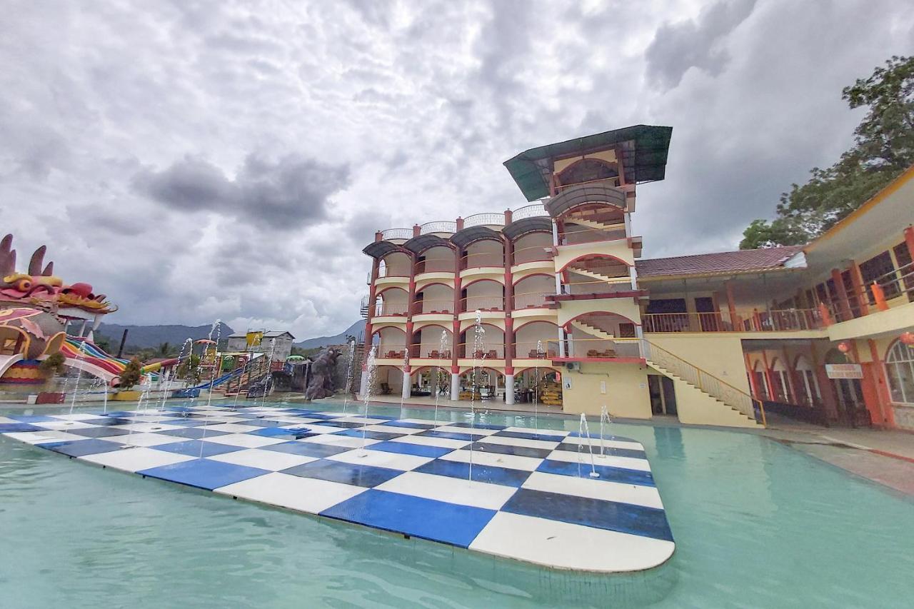 Oyo 3196 Hotel Taman Cinta Singkawang Extérieur photo