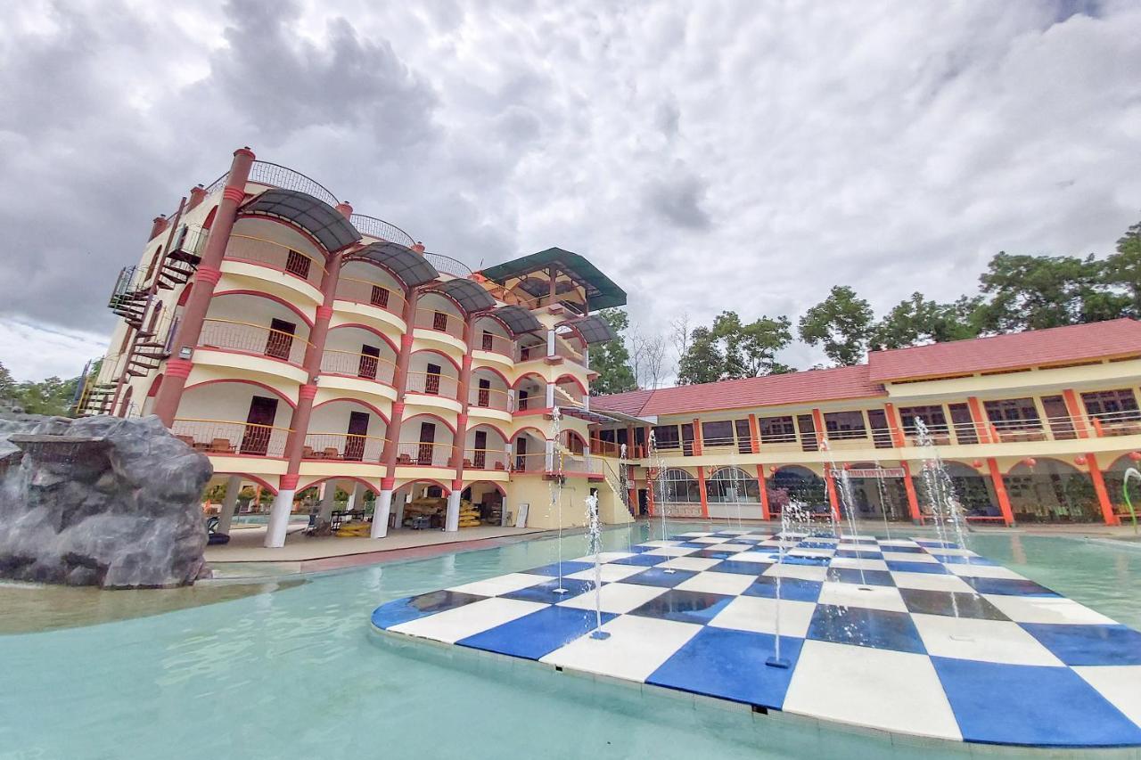 Oyo 3196 Hotel Taman Cinta Singkawang Extérieur photo