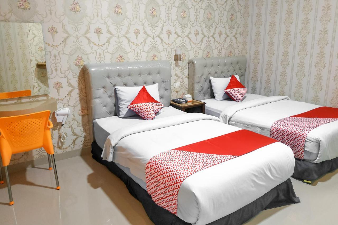 Oyo 3196 Hotel Taman Cinta Singkawang Chambre photo