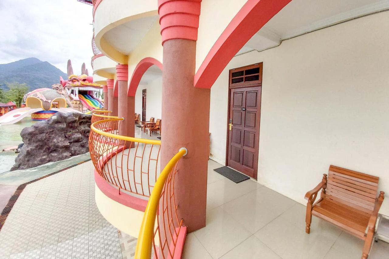 Oyo 3196 Hotel Taman Cinta Singkawang Extérieur photo